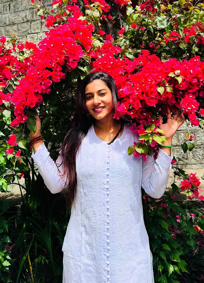 Vishnupriya enjoying the beauty of nature in Himachal Pradesh2