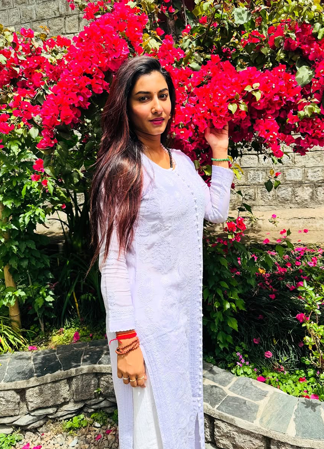 Vishnupriya enjoying the beauty of nature in Himachal Pradesh3