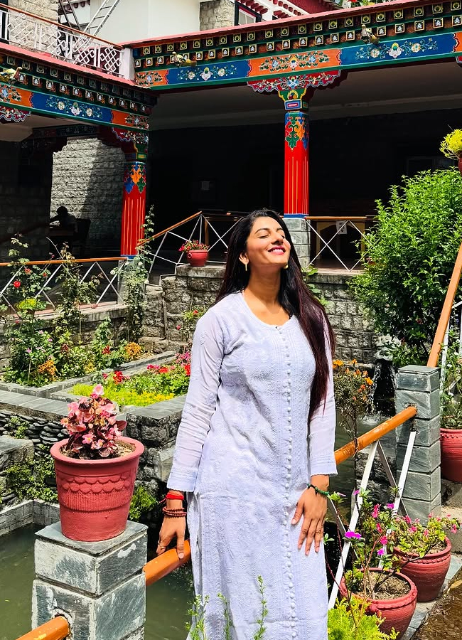 Vishnupriya enjoying the beauty of nature in Himachal Pradesh4