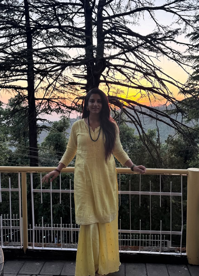Vishnupriya enjoying the beauty of nature in Himachal Pradesh6