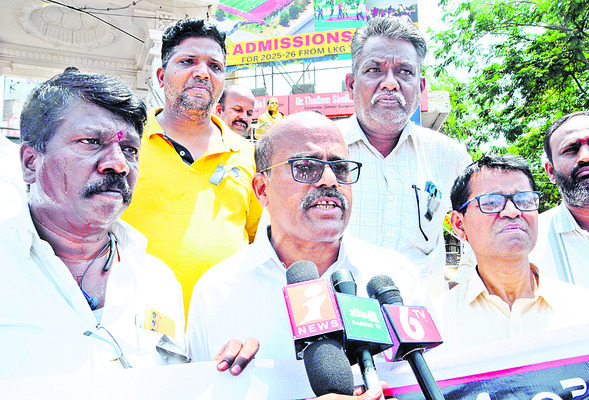 ‘సాక్షి’ కార్యాలయంపై దాడి హేయం1