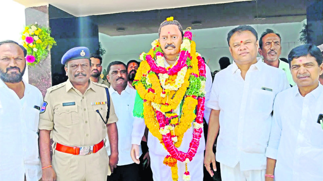 ఆదర్శప్రాయుడు బుద్దె రాజేశ్వర్‌ 1