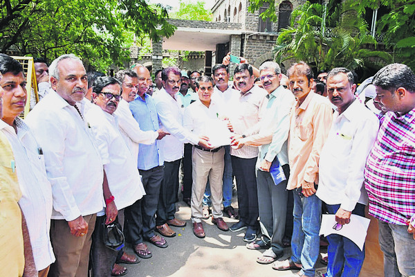 కార్యాలయం తరలింపుపై నిరసన 1