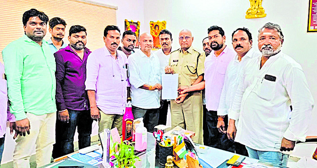 ‘సాక్షి’పై దాడి అప్రజాస్వామికం 1