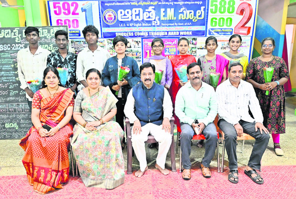 మెరిసిన కాకతీయ విద్యార్థులు
1