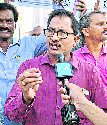 అధికార మదంపై.. అక్షర శరం 1