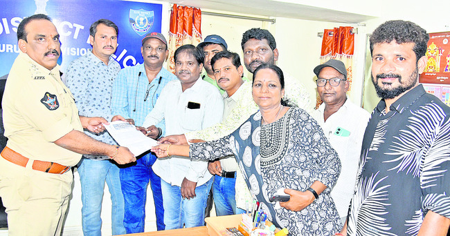 సాక్షిపై దాడులు సిగ్గుచేటు1