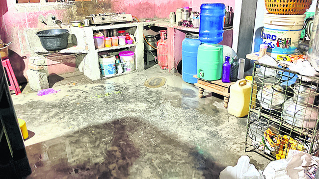 ప్రాణాలు అరచేతిలో పెట్టుకుని.. 1