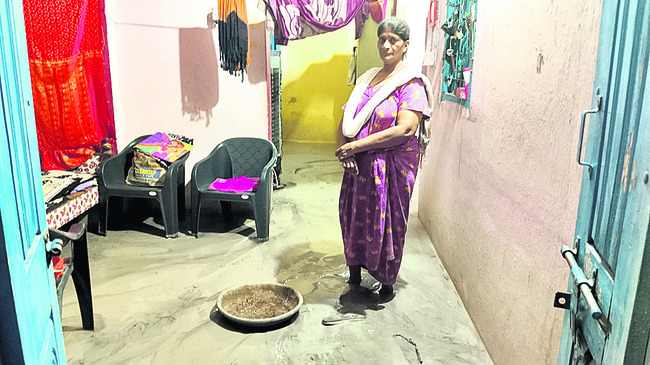 ప్రాణాలు అరచేతిలో పెట్టుకుని.. 3