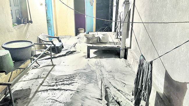 ప్రాణాలు అరచేతిలో పెట్టుకుని.. 2