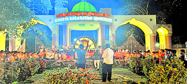 ఉగ్రదాడికి నిరసనగా కొవ్వొత్తుల ర్యాలీ 1