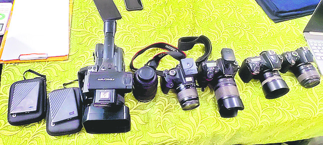 ఫొటో స్డూడియోలే వీరి టార్గెట్‌ 1