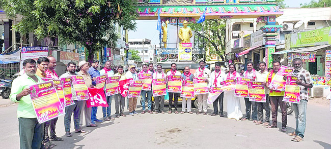 గాలి వానకు  నేలరాలిన మామిడి 1
