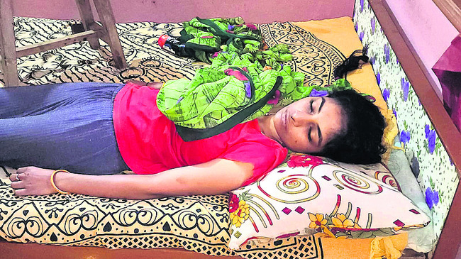 ఉరేసుకుని యువతి ఆత్మహత్య1