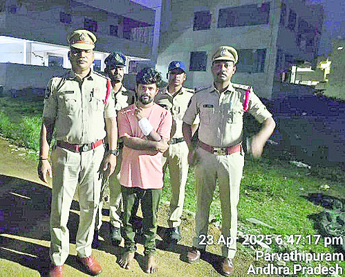 బాలికను కాపాడిన కానిస్టేబుల్2