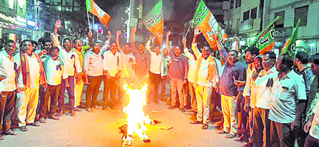 ఉగ్రవాదుల దిష్టిబొమ్మల దహనం1