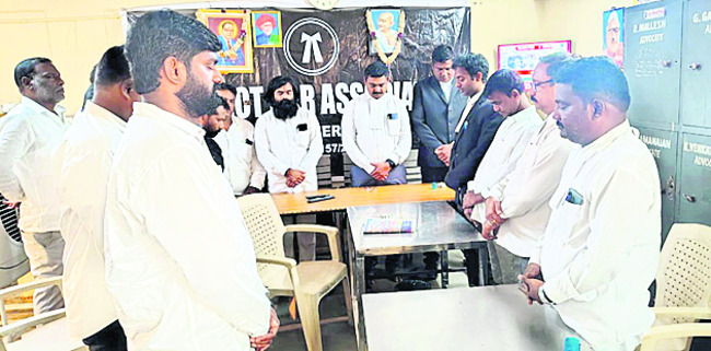 అమరులకు కొవ్వొత్తులతో నివాళి
2