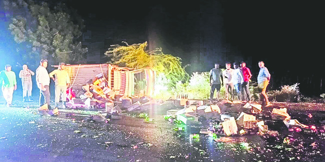 మద్యం వాహనం బోల్తా 1