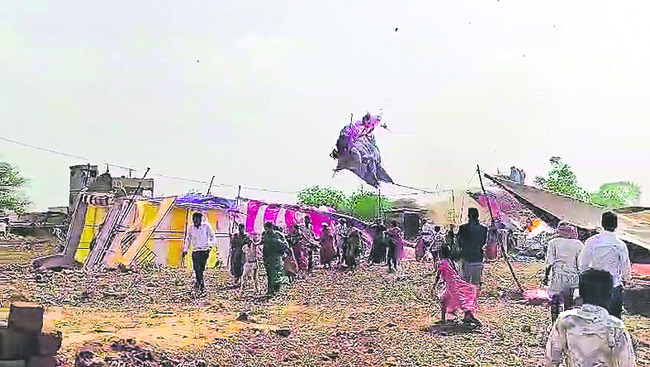 శుభకార్యంలో ఈదురు గాలుల బీభత్సం1
