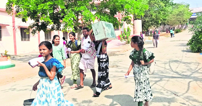 నేటి నుంచి పాఠశాలలకు వేసవి సెలవులు 1