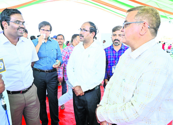 అనుభవాలు పంచుకొని..1