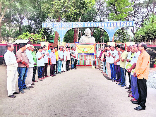 యువజన కాంగ్రెస్‌  నేతలకు పరామర్శ 
1