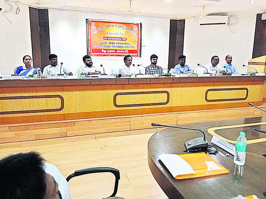రైల్వే ప్రాజెక్టుల వేగవంతంపై దృష్టి 1