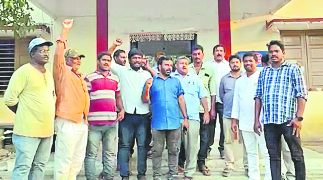 జర్నలిస్టులపై దాడులు అరికట్టాలి1