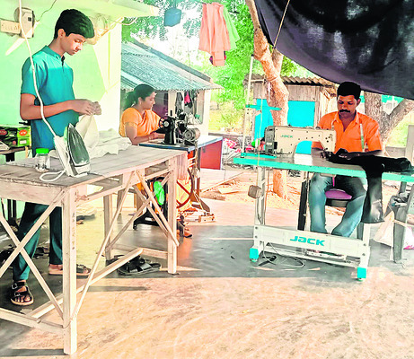జిల్లా టాపర్లకు కలెక్టర్, పీవో అభినందన2