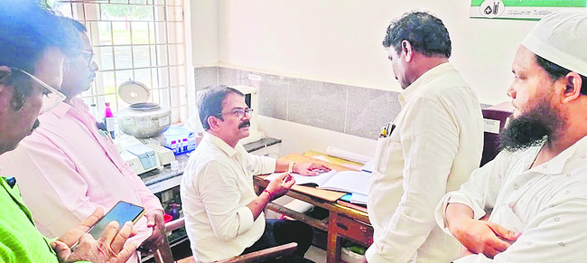 మద్యం వాహనం బోల్తా 3