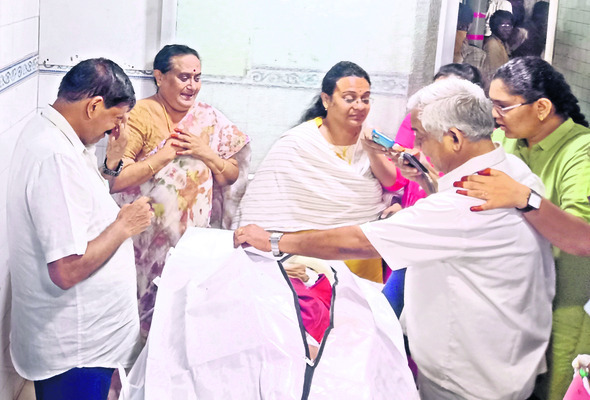 చంద్రమౌళి భౌతికకాయానికి నివాళి 1