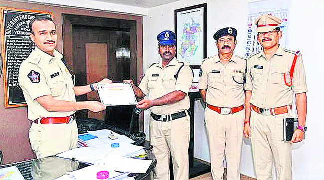 బాలికను కాపాడిన కానిస్టేబుల్1