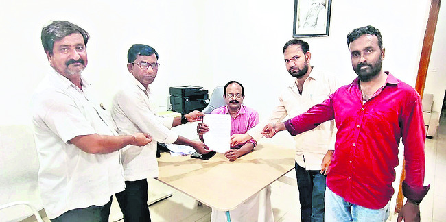ఎమ్మెల్యే కాన్వాయ్ ఎదుట రైతుల నిరసన2