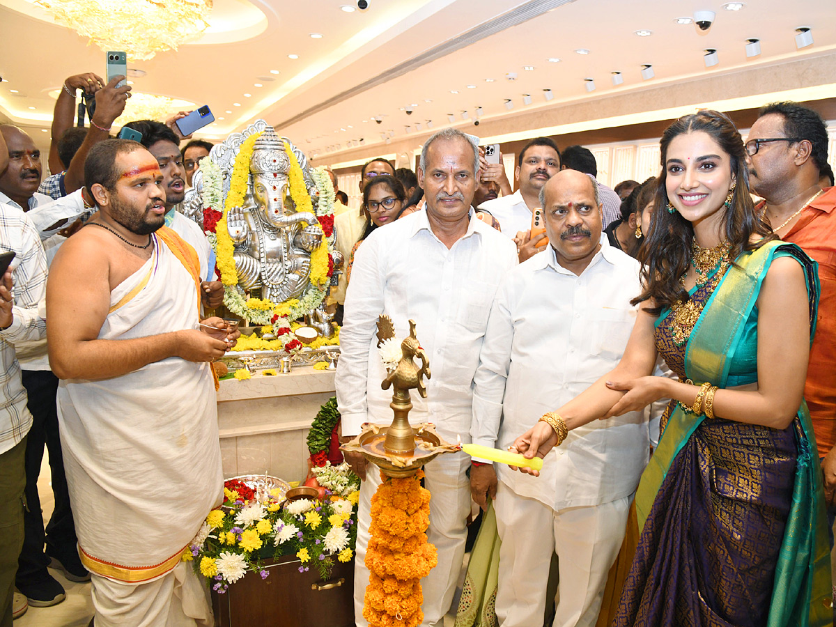 Actress Meenakshi Chaudhary Launch Jewellery Store in Tirupati Photos11