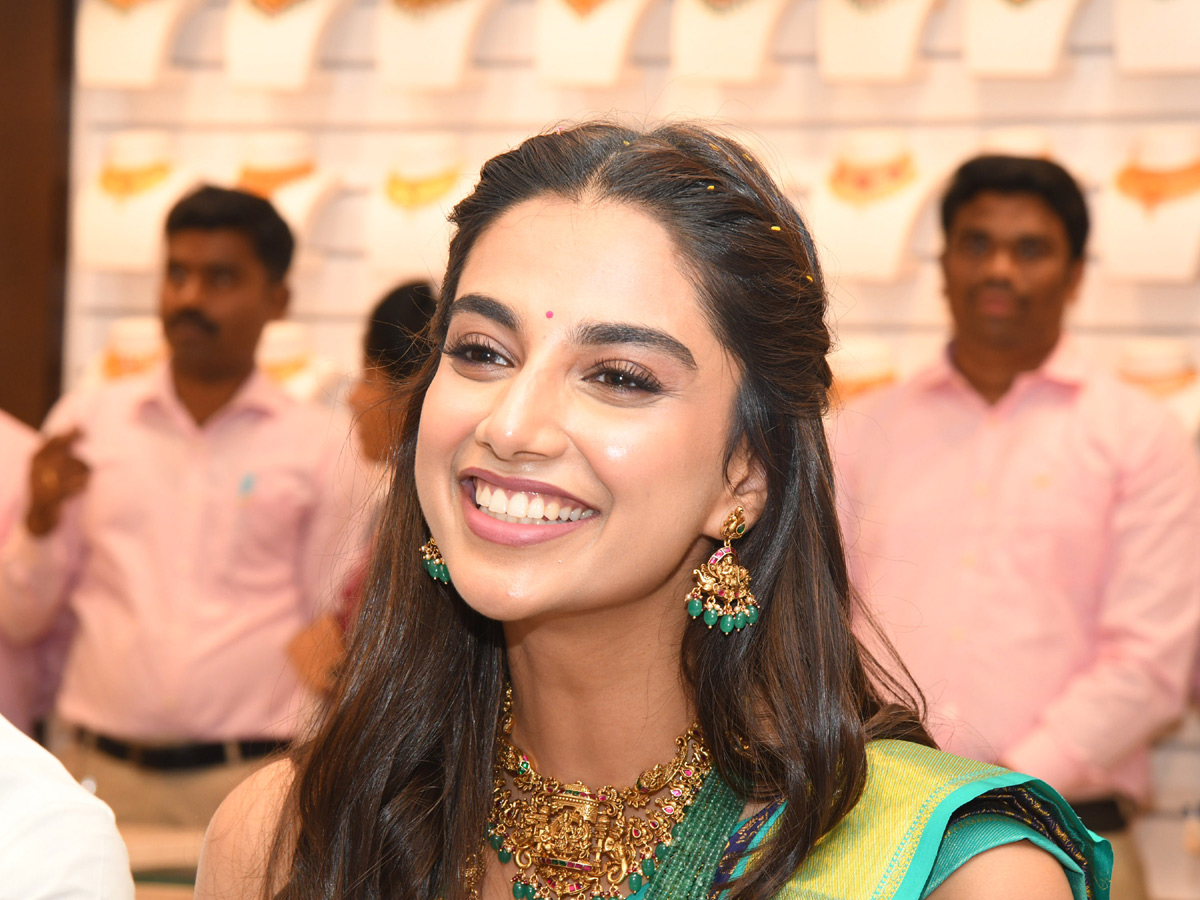 Actress Meenakshi Chaudhary Launch Jewellery Store in Tirupati Photos4