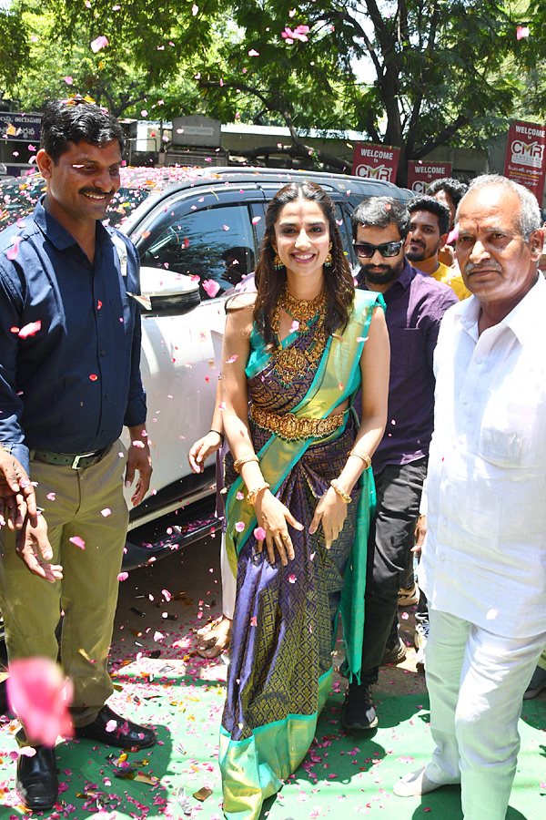 Actress Meenakshi Chaudhary Launch Jewellery Store in Tirupati Photos5