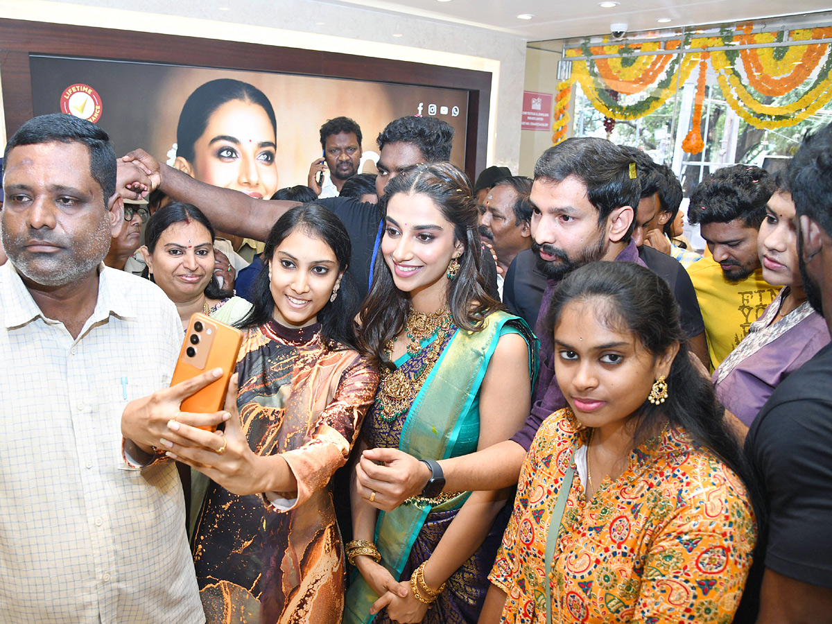 Actress Meenakshi Chaudhary Launch Jewellery Store in Tirupati Photos7