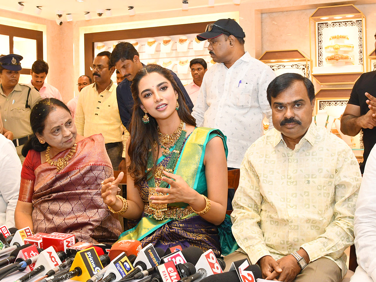 Actress Meenakshi Chaudhary Launch Jewellery Store in Tirupati Photos8