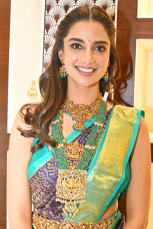 Actress Meenakshi Chaudhary Launch Jewellery Store in Tirupati Photos9