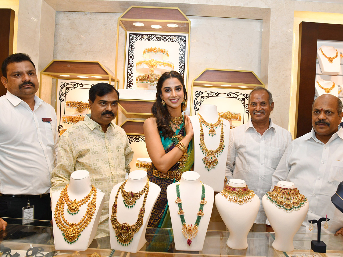 Actress Meenakshi Chaudhary Launch Jewellery Store in Tirupati Photos10