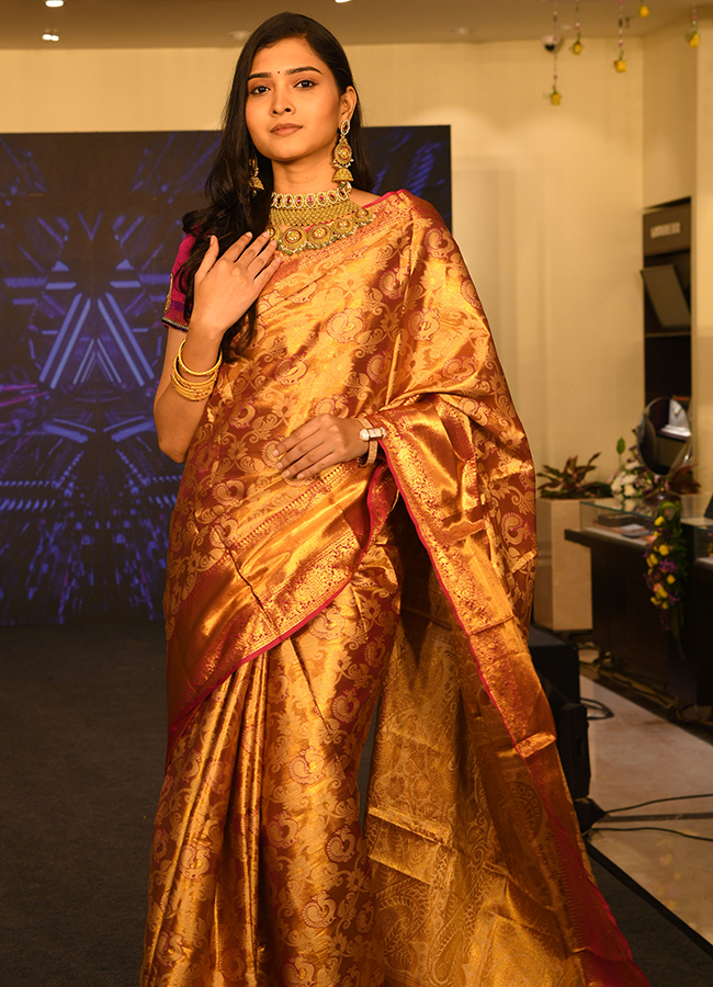 Hyderabad: Models make a splash at a shopping mall Photos9