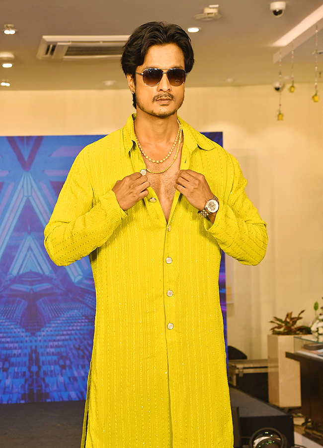 Hyderabad: Models make a splash at a shopping mall Photos7
