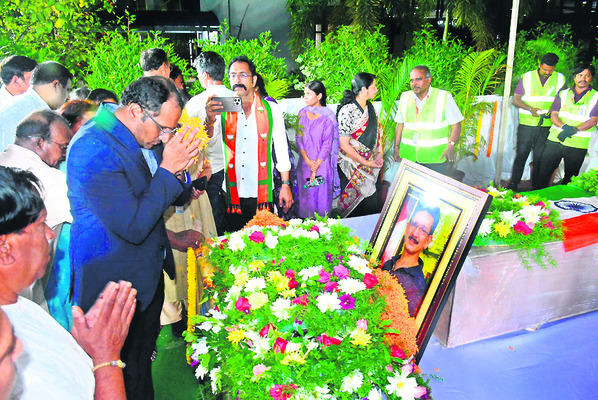 చంద్రమౌళి భౌతికకాయానికి నివాళి 2