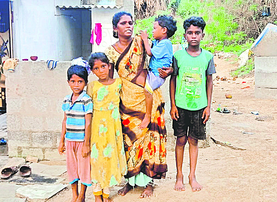 ‘తల్లికి వందనం’ ఎప్పుడంటూ ప్రశ్నిస్తున్న జనం 
6