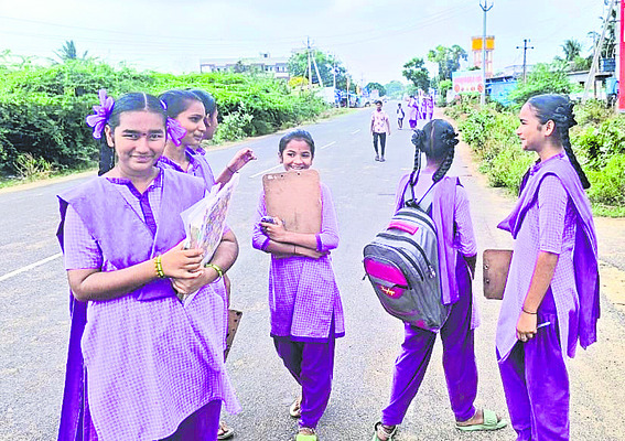‘తల్లికి వందనం’ ఎప్పుడంటూ ప్రశ్నిస్తున్న జనం 
1