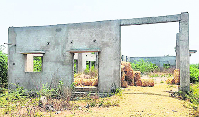 ఎక్కడి పనులు అక్కడే..1