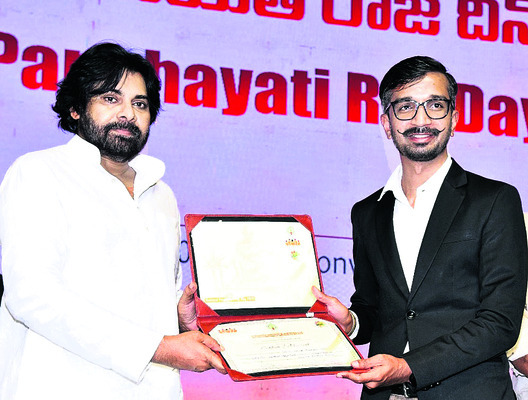 ఉత్తమ అవార్డు  అందుకున్న కలెక్టర్‌ 1