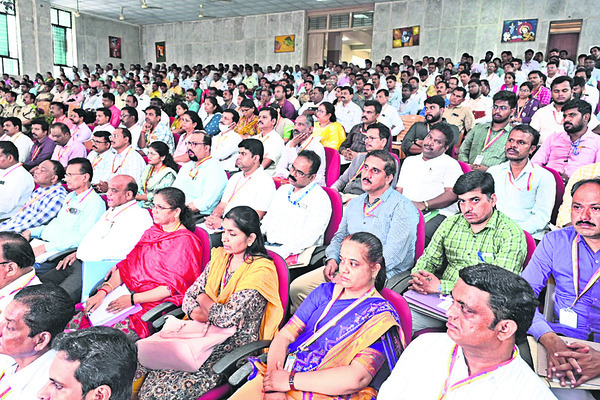 అధికారులపై అసత్య ఆరోపణలు చేస్తే జైలు1