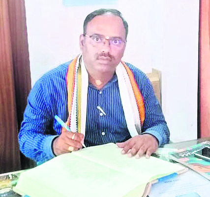 పల్లెనిద్రలో ఎమ్మెల్యేను  నిలదీసిన మహిళ   2