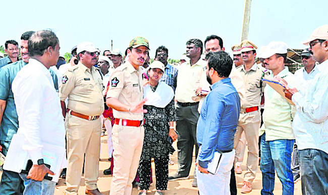 పల్లెనిద్రలో ఎమ్మెల్యేను  నిలదీసిన మహిళ   1